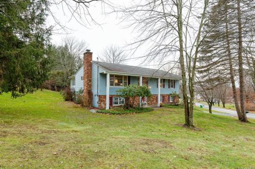 1 Maurice Dr, New Hamburg, NY 12590-2212