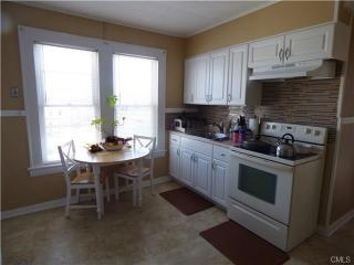 28 Higgins Ave, Bridgeport CT  06606-3717 exterior