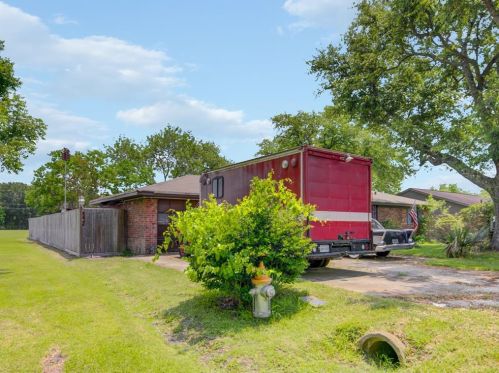 611 Jenny Gaye Ln, Highlands, TX 77562-2707