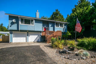 580 Range Dr, Waldport, OR 97394-8700
