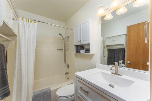 1533 Yardley St, Santa Rosa CA 95403-2397 exterior