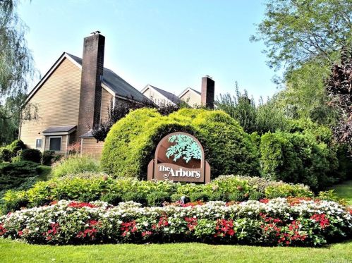 152 Brush Hollow Cres, Rye Brook NY  10573-1624 exterior