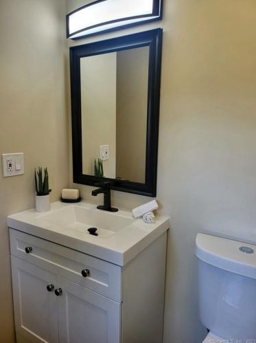 13 Clinton Hill Rd, Waterbury CT  06716-1010 exterior