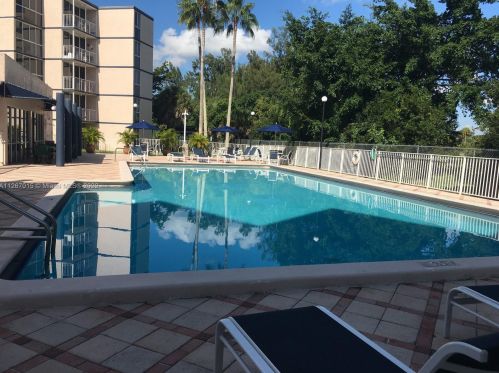 7075 186th St, Hialeah FL  33015-3166 exterior