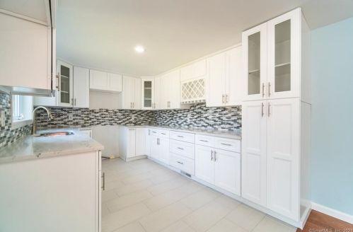 27 Garrigus Ct, Waterbury CT  06716-3103 exterior