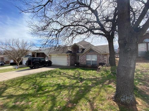 7612 Brentwood Stair Rd, Fort Worth, TX 76112-4446