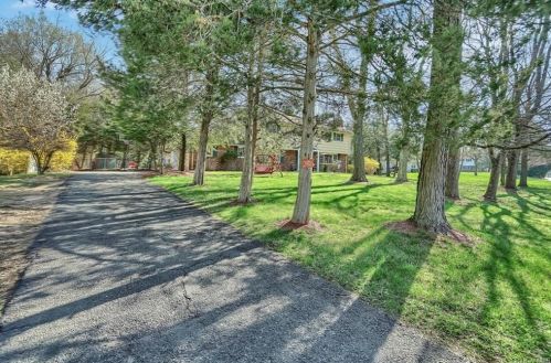 16 Mayer Dr, Airmont, NY 10901-3422