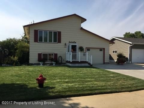 648 2nd Ave, Dickinson, ND 58601-4441