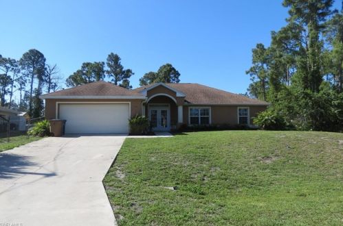 748 Pinecastle Dr, Lehigh Acres, FL 33974-2517