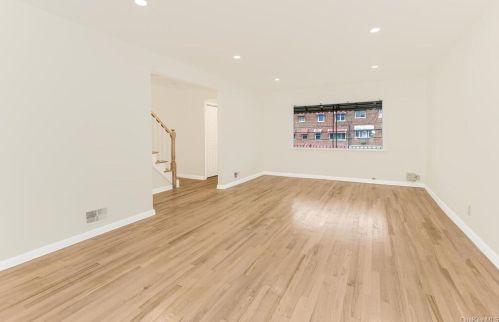 872 223rd St, Bronx, NY 10466-4402