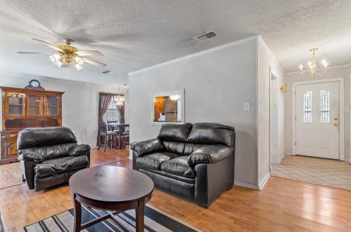 6400 Carousel Dr, Fort Worth, TX 76148-2811