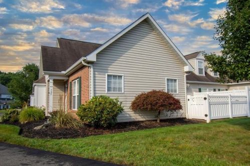 725 Spencer Woods Dr, Glenshaw, PA 15116-2371
