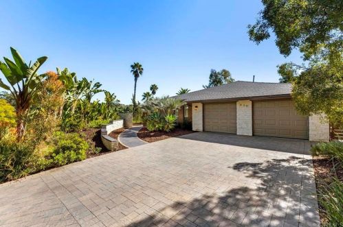 639 Valley Dr, Vista, CA 92084-6438