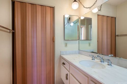 20056 Avenue Of The Oaks, Santa Clarita CA  91321-1361 exterior