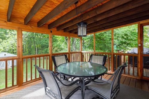 545 Quaker Ln, Hyde Park NY  12538-3011 exterior
