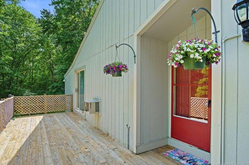 190 Old Colchester Rd, Quaker Hill, CT 06375-1043