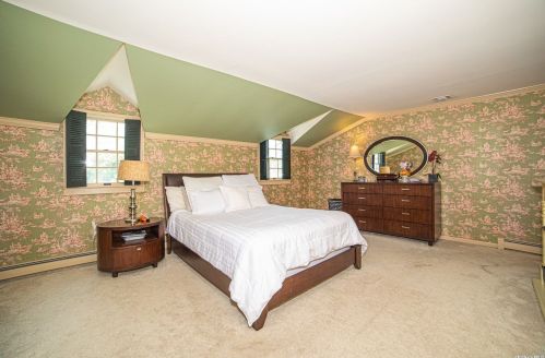 120 Lakeside Dr, Oakdale NY  11769-2250 exterior