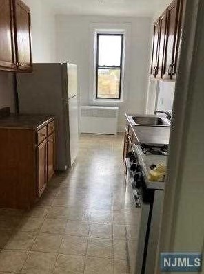 805 Red Rd, Teaneck NJ  07666-4401 exterior