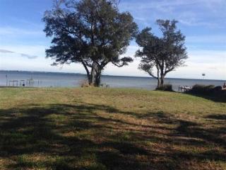 1511 Bayshore Ln, Pensacola, FL 32507-3526