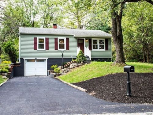 6 Maple Dr, Warwick, NY 10990-2105