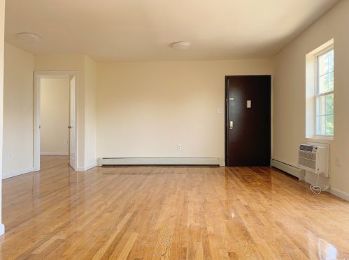 9816 197th St, Jamaica, NY 11423-3312