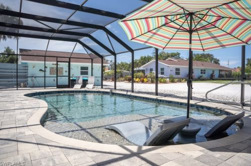 601 Shore Rd, Nokomis, FL 34275-1964