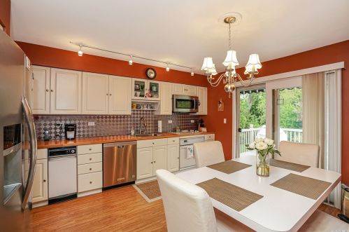 21 Manchester Dr, Bethpage, NY 11714-3203