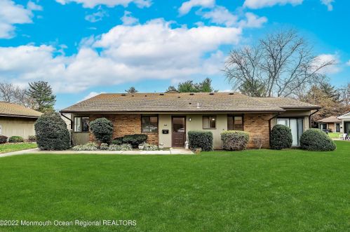 8 Middlebrook Ct, Tinton Falls, NJ 07701-5408