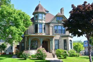 2004 Highland Ave, Milwaukee, WI 53233-1113