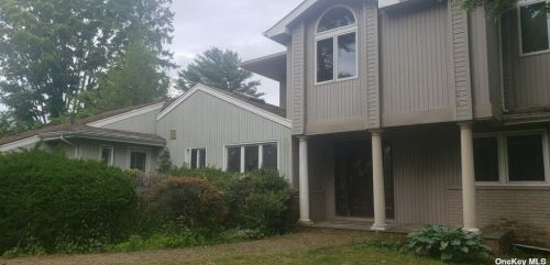 4 Rolling Dr, Westbury, NY 11568-1515