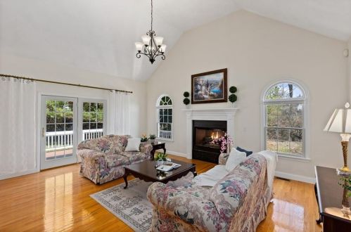 8 Logan Dr, Lincoln RI  02865-1349 exterior