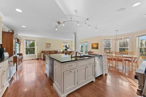 24 Stonehouse Rd, Scarsdale, NY 10583-2920