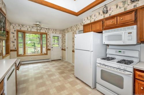 4 Eunice Ln, Thornwood NY  10594-1901 exterior