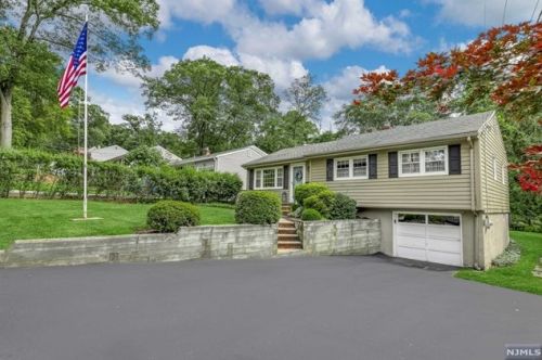 8 Winters St, Oakland, NJ 07436-2623
