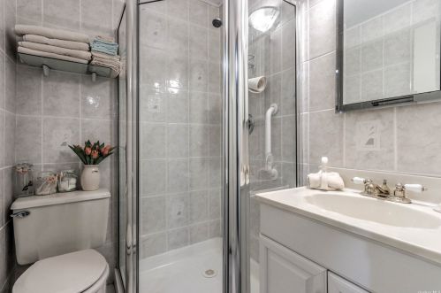 114 Granada Pkwy, North Lindenhurst NY  11757-6013 exterior