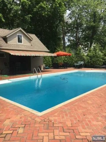 15 Elliott Rd, Harrington Park, NJ 07640-1806