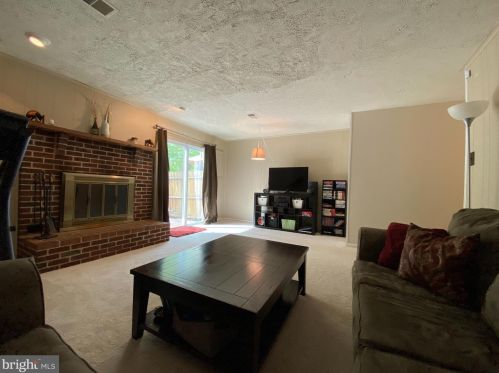 3063 Tecumseh Ct, Woodbridge VA  22192-1827 exterior