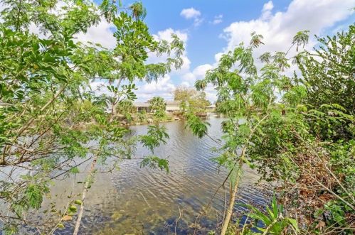 2900 52nd St, Naples, FL 34116-8012