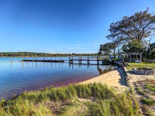 98 Little Neck Rd, South Hampton NY  11968-4310 exterior