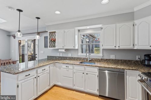 300 E St, Purcellville VA  20132-3317 exterior