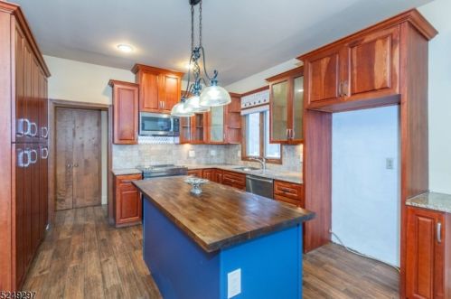 5 Round Hill Ter, Kinnelon NJ  07405-3217 exterior