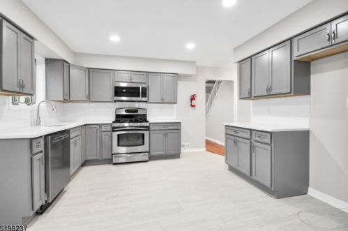 229 Aurore St, Roselle NJ  07203-1713 exterior