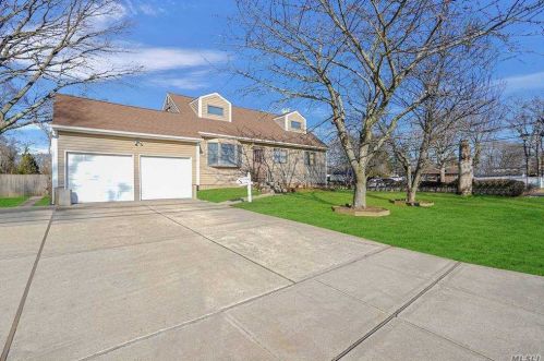 17 Runyon St, Bayshore, NY 11706-6135
