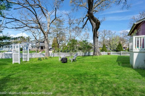 914 Central Ave, Tinton Falls NJ  07712-5735 exterior