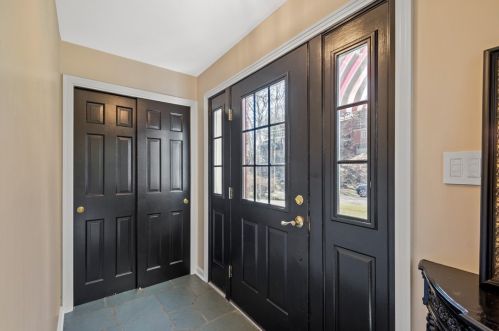 19 Thornwood Dr, Pittsburgh, PA 15228-2452