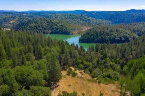 18201 Spring Valley Dr, Grass Valley, CA 95945-9618