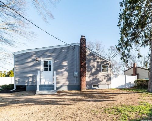 77 Andrews Ave, Wheatley Heights NY  11798-1833 exterior