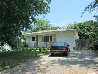 1723 Central Blvd, Bayshore, NY 11706-1553