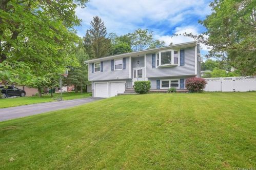 52 Cardinal Dr, Poughkeepsie, NY 12601-5704
