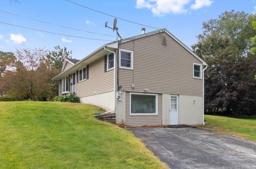 8 Sautter Dr, Uncasville CT  06382-1829 exterior